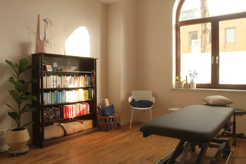 Behandlungsraum mit Therapieliege in Minden