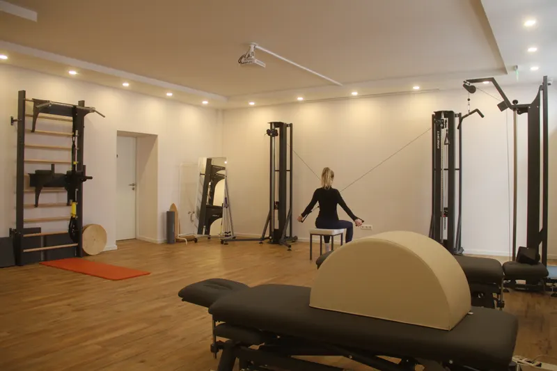 Trainingsraum der Physiotherapie mit Seilzuggeräten in Minden