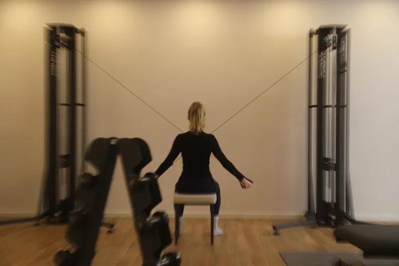 Übung am Seilzug auf der Therapiefläche in Minden